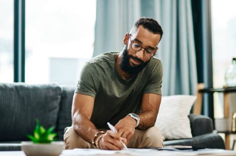 Homme en train de décider.