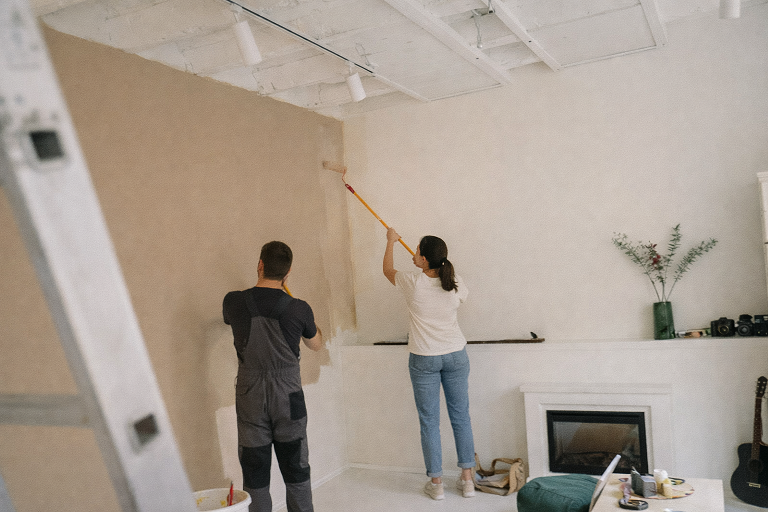 Couple réalisant de peinture d'un séjour.